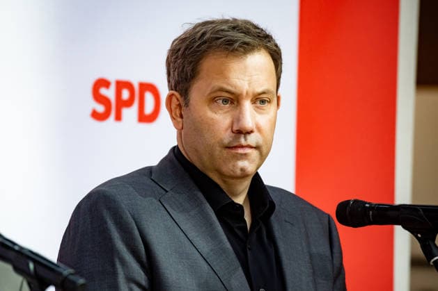 Parteivorsitzenden der SPD Bärbel Bas (L) und Lars Klingbeil (R) und Spitzenkandidaten der SPD in Mecklenburg-Vorpommern Manuela Schwesig (2L) und in Berlin Steffen Krach (2R) bei einer Pressekonferenz im Willy-Brandt-Haus in Berlin am 21. September 2026. Reaktionen auf den Landtagswahlen in Mecklenburg-Vorpommern und Berlin