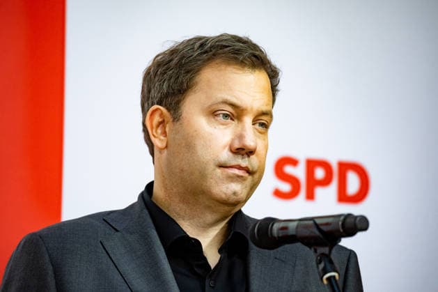 Parteivorsitzenden der SPD Bärbel Bas (L) und Lars Klingbeil (R) und Spitzenkandidaten der SPD in Mecklenburg-Vorpommern Manuela Schwesig (2L) und in Berlin Steffen Krach (2R) bei einer Pressekonferenz im Willy-Brandt-Haus in Berlin am 21. September 2026. Reaktionen auf den Landtagswahlen in Mecklenburg-Vorpommern und Berlin