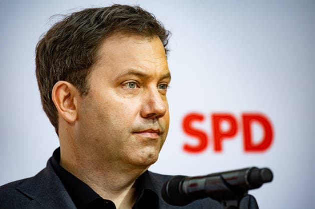 Parteivorsitzenden der SPD Bärbel Bas (L) und Lars Klingbeil (R) und Spitzenkandidaten der SPD in Mecklenburg-Vorpommern Manuela Schwesig (2L) und in Berlin Steffen Krach (2R) bei einer Pressekonferenz im Willy-Brandt-Haus in Berlin am 21. September 2026. Reaktionen auf den Landtagswahlen in Mecklenburg-Vorpommern und Berlin