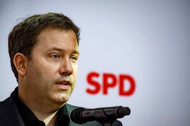 Parteivorsitzenden der SPD Bärbel Bas (L) und Lars Klingbeil (R) und Spitzenkandidaten der SPD in Mecklenburg-Vorpommern Manuela Schwesig (2L) und in Berlin Steffen Krach (2R) bei einer Pressekonferenz im Willy-Brandt-Haus in Berlin am 21. September 2026. Reaktionen auf den Landtagswahlen in Mecklenburg-Vorpommern und Berlin