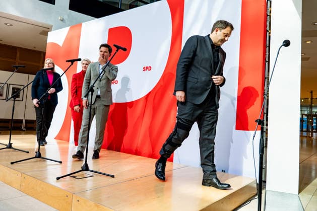 Parteivorsitzenden der SPD Bärbel Bas (L) und Lars Klingbeil (R) und Spitzenkandidaten der SPD in Mecklenburg-Vorpommern Manuela Schwesig (2L) und in Berlin Steffen Krach (2R) verlassen eine Pressekonferenz im Willy-Brandt-Haus in Berlin am 21. September 2026. Reaktionen auf den Landtagswahlen in Mecklenburg-Vorpommern und Berlin
