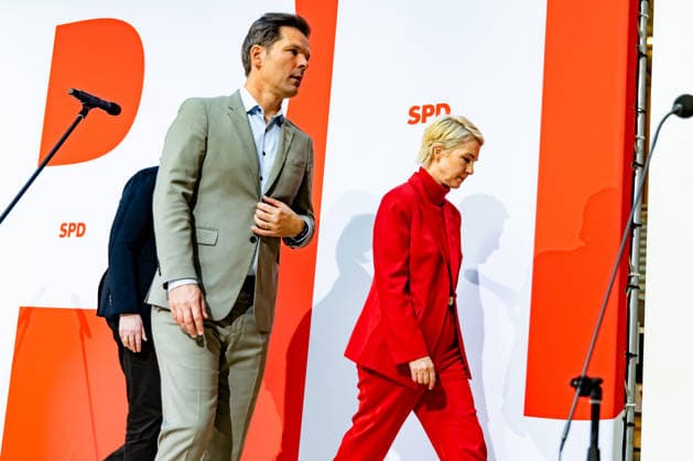 Parteivorsitzende der SPD Bärbel Bas (L) und Spitzenkandidaten der SPD in Mecklenburg-Vorpommern Manuela Schwesig (R) und in Berlin Steffen Krach (C) verlassen eine Pressekonferenz im Willy-Brandt-Haus in Berlin am 21. September 2026. Reaktionen auf den Landtagswahlen in Mecklenburg-Vorpommern und Berlin