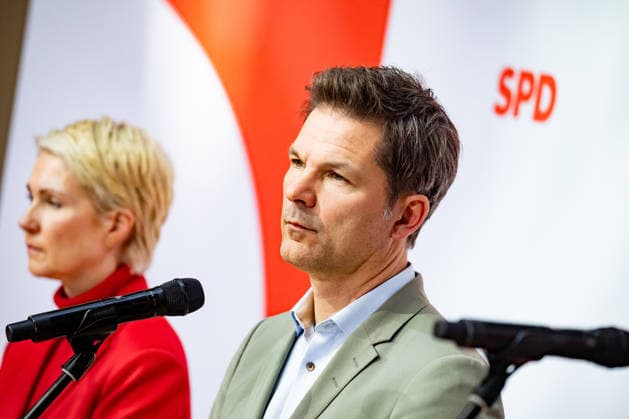 Spitzenkandidaten der SPD in Mecklenburg-Vorpommern Manuela Schwesig (L) und in Berlin Steffen Krach (R) bei einer Pressekonferenz im Willy-Brandt-Haus in Berlin am 21. September 2026. Reaktionen auf den Landtagswahlen in Mecklenburg-Vorpommern und Berlin