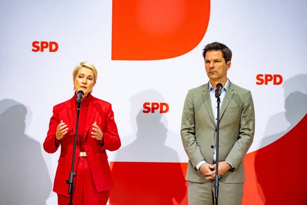 Spitzenkandidaten der SPD in Mecklenburg-Vorpommern Manuela Schwesig (L) und in Berlin Steffen Krach (R) bei einer Pressekonferenz im Willy-Brandt-Haus in Berlin am 21. September 2026. Reaktionen auf den Landtagswahlen in Mecklenburg-Vorpommern und Berlin