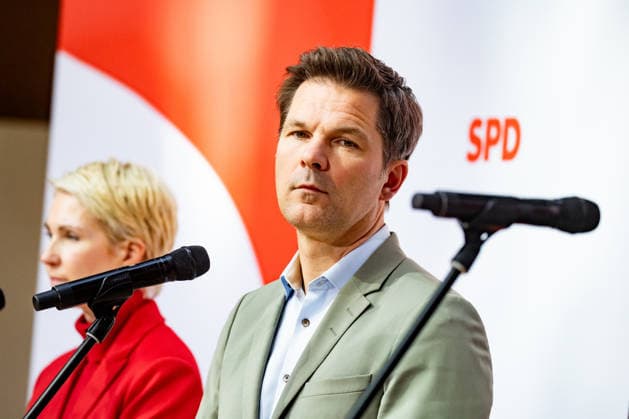 Spitzenkandidaten der SPD in Mecklenburg-Vorpommern Manuela Schwesig (L) und in Berlin Steffen Krach (R) bei einer Pressekonferenz im Willy-Brandt-Haus in Berlin am 21. September 2026. Reaktionen auf den Landtagswahlen in Mecklenburg-Vorpommern und Berlin
