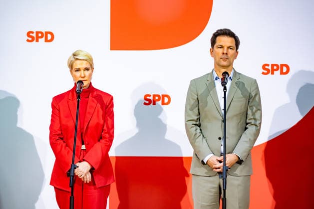 Spitzenkandidaten der SPD in Mecklenburg-Vorpommern Manuela Schwesig (L) und in Berlin Steffen Krach (R) bei einer Pressekonferenz im Willy-Brandt-Haus in Berlin am 21. September 2026. Reaktionen auf den Landtagswahlen in Mecklenburg-Vorpommern und Berlin
