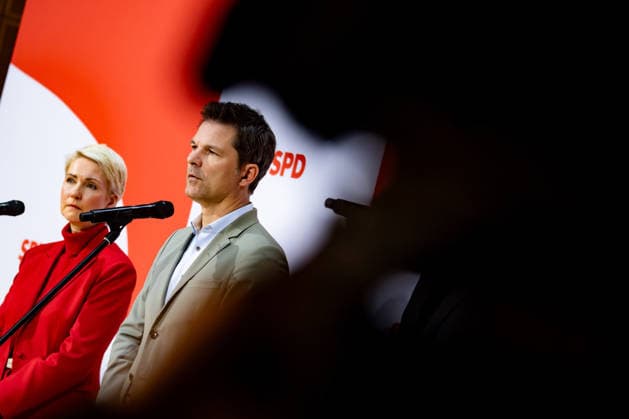 Spitzenkandidaten der SPD in Mecklenburg-Vorpommern Manuela Schwesig (L) und in Berlin Steffen Krach (R) bei einer Pressekonferenz im Willy-Brandt-Haus in Berlin am 21. September 2026. Reaktionen auf den Landtagswahlen in Mecklenburg-Vorpommern und Berlin