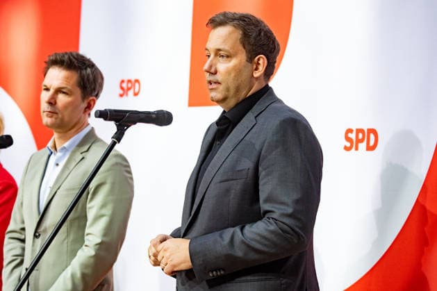 Parteivorsitzende der SPD Lars Klingbeil (R) und Spitzenkandidat in Berlin Steffen Krach bei einer Pressekonferenz im Willy-Brandt-Haus in Berlin am 21. September 2026. Reaktionen auf den Landtagswahlen in Mecklenburg-Vorpommern und Berlin