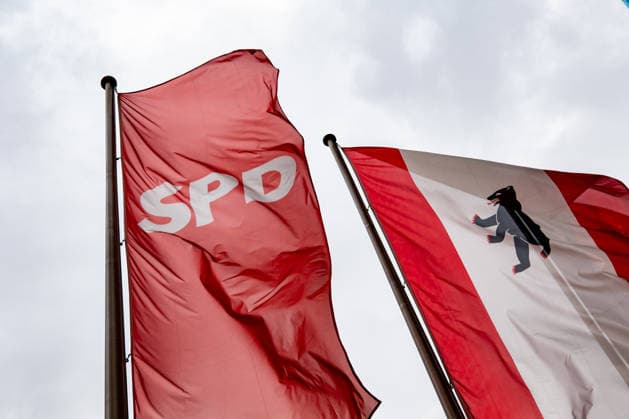 Flaggen der SPD und Berlins gegen einen mit Wolken bedeckten Himmel vor dem Willy-Brandt-Haus in Berlin am 21. September 2026. Reaktionen auf den Landtagswahlen in Mecklenburg-Vorpommern und Berlin