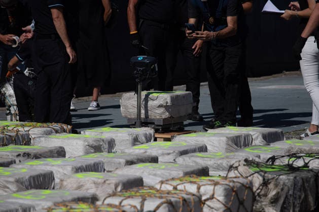 Sailboat Seized with 2.5 Metric Tons of Cocaine in Galicia Arrival of the 2.5-metric-ton cocaine cache and the detainees following the interception of a sailboat carrying two metric tons of cocaine, 400 miles off the Galician coast, on September 21, 2026, in Vigo, Galicia, Spain. The sailboat’s crew has been arrested and has arrived at the Transatlantic Pier in Vigo on September 21, 2026, Adriá, Spain  Copyright: xAdrianxIragox 7789837