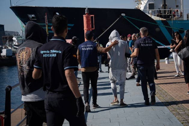 Sailboat Carrying 2.5 Metric Tons of Cocaine Seized in Galicia Arrival of the 2.5-metric-ton cocaine cache and the detainees following the interception of a sailboat loaded with two metric tons of cocaine, 400 miles off the Galician coast, on September 21, 2026, in Vigo, Galicia, Spain. The sailboat’s crew has been arrested and has arrived at the Transatlantic Pier in Vigo on September 21, 2026, Adriá, Spain  Copyright: xAdrianxIragox 7789833