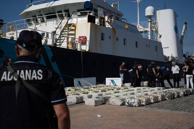 Sailboat Carrying 2.5 Metric Tons of Cocaine Seized in Galicia Arrival of the 2.5-metric-ton cocaine cache and the detainees following the interception of a sailboat loaded with two metric tons of cocaine, 400 miles off the Galician coast, on September 21, 2026, in Vigo, Galicia, Spain. The sailboat’s crew has been arrested and has arrived at the Transatlantic Pier in Vigo on September 21, 2026, Adriá, Spain  Copyright: xAdrianxIragox 7789834
