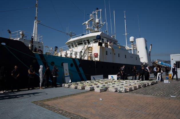 Sailboat Carrying 2.5 Metric Tons of Cocaine Seized in Galicia Arrival of the 2.5-metric-ton cocaine cache and the detainees following the interception of a sailboat loaded with two metric tons of cocaine, 400 miles off the Galician coast, on September 21, 2026, in Vigo, Galicia, Spain. The sailboat’s crew has been arrested and has arrived at the Transatlantic Pier in Vigo on September 21, 2026, Adriá, Spain  Copyright: xAdrianxIragox 7789835