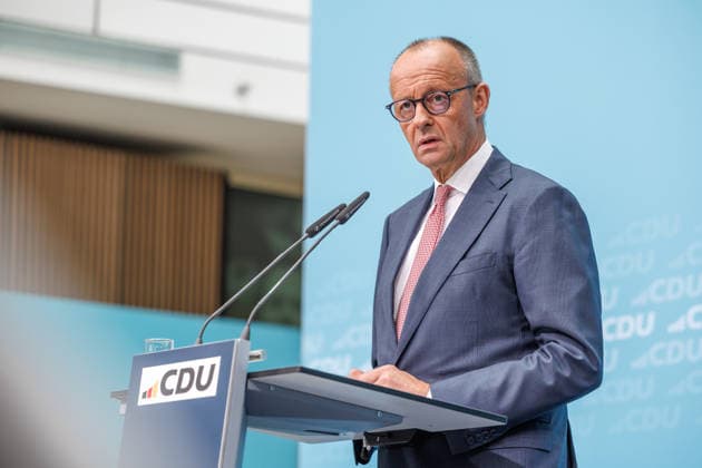 Pressekonferenz mit dem Parteivorsitzenden der CDU Deutschlands und Bundeskanzler Friedrich Merz MdB, dem Landes- und Fraktionsvorsitzenden der CDU Mecklenburg-Vorpommern, Daniel Peters MdL und dem CDU-Spitzenkandidaten für Berlin, Stefan Evers Pressekonferenz mit dem Parteivorsitzenden der CDU Deutschlands und Bundeskanzler Friedrich Merz MdB, dem Landes- und Fraktionsvorsitzenden der CDU Mecklenburg-Vorpommern, Daniel Peters MdL und dem CDU-Spitzenkandidaten für Berlin, Stefan Evers 21.09.2026 in Berlin. Friedrich Merz spricht zu den Anwesenden. Berlin Berlin Deutschland CDU-Bundesgeschäftsstelle (Konrad-Adenauer-Haus)