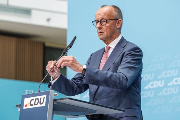 Pressekonferenz mit dem Parteivorsitzenden der CDU Deutschlands und Bundeskanzler Friedrich Merz MdB, dem Landes- und Fraktionsvorsitzenden der CDU Mecklenburg-Vorpommern, Daniel Peters MdL und dem CDU-Spitzenkandidaten für Berlin, Stefan Evers Pressekonferenz mit dem Parteivorsitzenden der CDU Deutschlands und Bundeskanzler Friedrich Merz MdB, dem Landes- und Fraktionsvorsitzenden der CDU Mecklenburg-Vorpommern, Daniel Peters MdL und dem CDU-Spitzenkandidaten für Berlin, Stefan Evers 21.09.2026 in Berlin. Friedrich Merz spricht zu den Anwesenden. Berlin Berlin Deutschland CDU-Bundesgeschäftsstelle (Konrad-Adenauer-Haus)