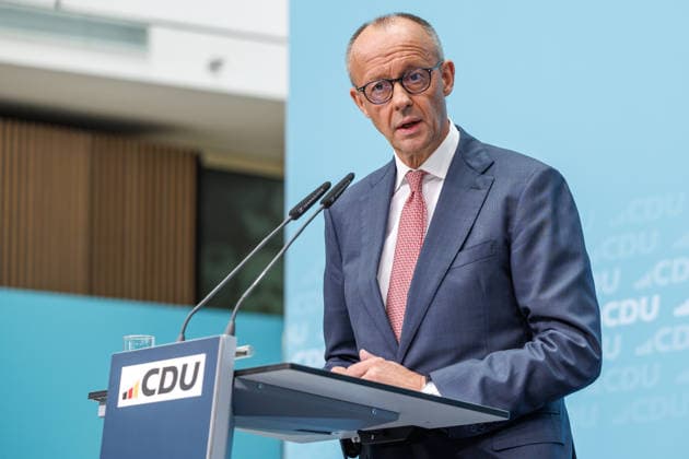 Pressekonferenz mit dem Parteivorsitzenden der CDU Deutschlands und Bundeskanzler Friedrich Merz MdB, dem Landes- und Fraktionsvorsitzenden der CDU Mecklenburg-Vorpommern, Daniel Peters MdL und dem CDU-Spitzenkandidaten für Berlin, Stefan Evers Pressekonferenz mit dem Parteivorsitzenden der CDU Deutschlands und Bundeskanzler Friedrich Merz MdB, dem Landes- und Fraktionsvorsitzenden der CDU Mecklenburg-Vorpommern, Daniel Peters MdL und dem CDU-Spitzenkandidaten für Berlin, Stefan Evers 21.09.2026 in Berlin. Friedrich Merz spricht zu den Anwesenden. Berlin Berlin Deutschland CDU-Bundesgeschäftsstelle (Konrad-Adenauer-Haus)
