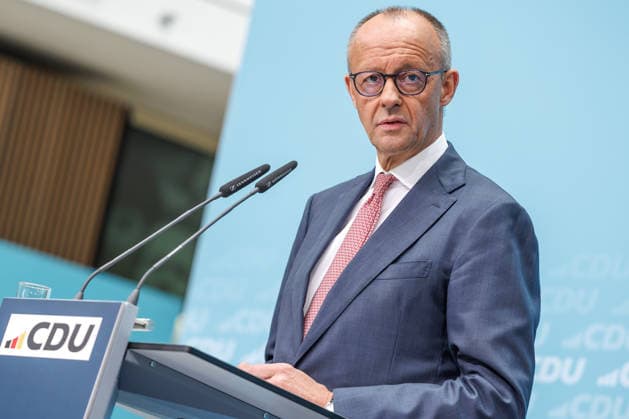 Pressekonferenz mit dem Parteivorsitzenden der CDU Deutschlands und Bundeskanzler Friedrich Merz MdB, dem Landes- und Fraktionsvorsitzenden der CDU Mecklenburg-Vorpommern, Daniel Peters MdL und dem CDU-Spitzenkandidaten für Berlin, Stefan Evers Pressekonferenz mit dem Parteivorsitzenden der CDU Deutschlands und Bundeskanzler Friedrich Merz MdB, dem Landes- und Fraktionsvorsitzenden der CDU Mecklenburg-Vorpommern, Daniel Peters MdL und dem CDU-Spitzenkandidaten für Berlin, Stefan Evers 21.09.2026 in Berlin. Friedrich Merz spricht zu den Anwesenden. Berlin Berlin Deutschland CDU-Bundesgeschäftsstelle (Konrad-Adenauer-Haus)
