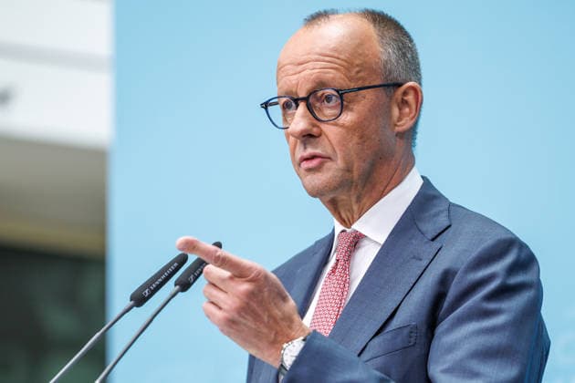 Pressekonferenz mit dem Parteivorsitzenden der CDU Deutschlands und Bundeskanzler Friedrich Merz MdB, dem Landes- und Fraktionsvorsitzenden der CDU Mecklenburg-Vorpommern, Daniel Peters MdL und dem CDU-Spitzenkandidaten für Berlin, Stefan Evers Pressekonferenz mit dem Parteivorsitzenden der CDU Deutschlands und Bundeskanzler Friedrich Merz MdB, dem Landes- und Fraktionsvorsitzenden der CDU Mecklenburg-Vorpommern, Daniel Peters MdL und dem CDU-Spitzenkandidaten für Berlin, Stefan Evers 21.09.2026 in Berlin. Friedrich Merz spricht zu den Anwesenden. Berlin Berlin Deutschland CDU-Bundesgeschäftsstelle (Konrad-Adenauer-Haus)