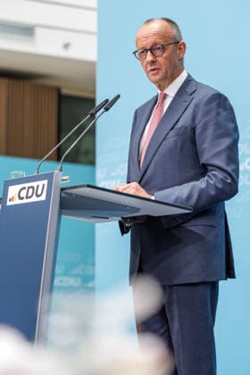 Pressekonferenz mit dem Parteivorsitzenden der CDU Deutschlands und Bundeskanzler Friedrich Merz MdB, dem Landes- und Fraktionsvorsitzenden der CDU Mecklenburg-Vorpommern, Daniel Peters MdL und dem CDU-Spitzenkandidaten für Berlin, Stefan Evers Pressekonferenz mit dem Parteivorsitzenden der CDU Deutschlands und Bundeskanzler Friedrich Merz MdB, dem Landes- und Fraktionsvorsitzenden der CDU Mecklenburg-Vorpommern, Daniel Peters MdL und dem CDU-Spitzenkandidaten für Berlin, Stefan Evers 21.09.2026 in Berlin. Friedrich Merz spricht zu den Anwesenden. Berlin Berlin Deutschland CDU-Bundesgeschäftsstelle (Konrad-Adenauer-Haus)