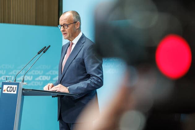 Pressekonferenz mit dem Parteivorsitzenden der CDU Deutschlands und Bundeskanzler Friedrich Merz MdB, dem Landes- und Fraktionsvorsitzenden der CDU Mecklenburg-Vorpommern, Daniel Peters MdL und dem CDU-Spitzenkandidaten für Berlin, Stefan Evers Pressekonferenz mit dem Parteivorsitzenden der CDU Deutschlands und Bundeskanzler Friedrich Merz MdB, dem Landes- und Fraktionsvorsitzenden der CDU Mecklenburg-Vorpommern, Daniel Peters MdL und dem CDU-Spitzenkandidaten für Berlin, Stefan Evers 21.09.2026 in Berlin. Friedrich Merz spricht zu den Anwesenden. Berlin Berlin Deutschland CDU-Bundesgeschäftsstelle (Konrad-Adenauer-Haus)