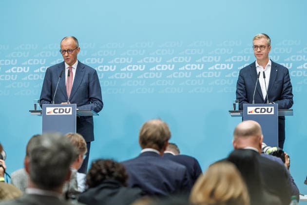 Pressekonferenz mit dem Parteivorsitzenden der CDU Deutschlands und Bundeskanzler Friedrich Merz MdB, dem Landes- und Fraktionsvorsitzenden der CDU Mecklenburg-Vorpommern, Daniel Peters MdL und dem CDU-Spitzenkandidaten für Berlin, Stefan Evers Pressekonferenz mit dem Parteivorsitzenden der CDU Deutschlands und Bundeskanzler Friedrich Merz MdB, dem Landes- und Fraktionsvorsitzenden der CDU Mecklenburg-Vorpommern, Daniel Peters MdL und dem CDU-Spitzenkandidaten für Berlin, Stefan Evers 21.09.2026 in Berlin. Friedrich Merz spricht zu den Anwesenden. Berlin Berlin Deutschland CDU-Bundesgeschäftsstelle (Konrad-Adenauer-Haus)