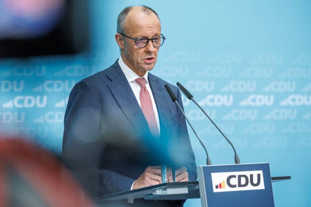Pressekonferenz mit dem Parteivorsitzenden der CDU Deutschlands und Bundeskanzler Friedrich Merz MdB, dem Landes- und Fraktionsvorsitzenden der CDU Mecklenburg-Vorpommern, Daniel Peters MdL und dem CDU-Spitzenkandidaten für Berlin, Stefan Evers Pressekonferenz mit dem Parteivorsitzenden der CDU Deutschlands und Bundeskanzler Friedrich Merz MdB, dem Landes- und Fraktionsvorsitzenden der CDU Mecklenburg-Vorpommern, Daniel Peters MdL und dem CDU-Spitzenkandidaten für Berlin, Stefan Evers 21.09.2026 in Berlin. Friedrich Merz spricht zu den Anwesenden. Berlin Berlin Deutschland CDU-Bundesgeschäftsstelle (Konrad-Adenauer-Haus)