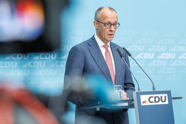 Pressekonferenz mit dem Parteivorsitzenden der CDU Deutschlands und Bundeskanzler Friedrich Merz MdB, dem Landes- und Fraktionsvorsitzenden der CDU Mecklenburg-Vorpommern, Daniel Peters MdL und dem CDU-Spitzenkandidaten für Berlin, Stefan Evers Pressekonferenz mit dem Parteivorsitzenden der CDU Deutschlands und Bundeskanzler Friedrich Merz MdB, dem Landes- und Fraktionsvorsitzenden der CDU Mecklenburg-Vorpommern, Daniel Peters MdL und dem CDU-Spitzenkandidaten für Berlin, Stefan Evers 21.09.2026 in Berlin. Friedrich Merz spricht zu den Anwesenden. Berlin Berlin Deutschland CDU-Bundesgeschäftsstelle (Konrad-Adenauer-Haus)