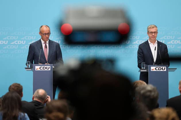 Bundeskanzler und Parteivorsitzender der CDU Friedrich Merz und Stefan Evers auf der Pressekonferenz nach den Landtagswahlen in Berlin und Mecklenburg Vorpommern im Konrad Adenauer Haus am 21.09.26 in Berlin Friedrich Merz bei Pressekonferenz nach Landtagswahlen in Berlin