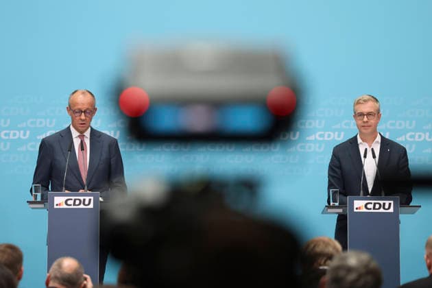 Bundeskanzler und Parteivorsitzender der CDU Friedrich Merz und Stefan Evers auf der Pressekonferenz nach den Landtagswahlen in Berlin und Mecklenburg Vorpommern im Konrad Adenauer Haus am 21.09.26 in Berlin Friedrich Merz bei Pressekonferenz nach Landtagswahlen in Berlin