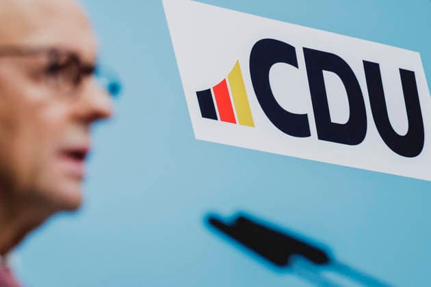 Friedrich Merz (CDU), Bundeskanzler, aufgenommen im Rahmen einer Pressekonferenz als Reaktion auf die Landtagswahl in Mecklenburg-Vorpommern sowie die Berliner Abgeordnetenhauswahl in Berlin, 21.09.2026. Waehrend Die Linke die Wahl in Berlin mit 25,7% vor der CDU gewonnen hat, siegte in Mecklenburg-Vorpommern die AfD mit 38,2% vor der SPD. Erstmals nicht ueber die 5%-Huerde geschafft hat es die CDU in Mecklenburg-Vorpommern. Berlin Deutschland Copyright: xFlorianxGaertnerx