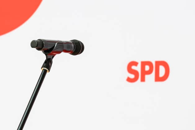 im Bild v.l.: Mikrophon, GER, Berlin, SPD Pressekonferenz nach den Wahlen in Berlin und Mecklenburg Vorpommern - MV, im Atrium, Willy-Brandt-Haus, Wilhelmstraße 141, 10963 Berlin, 21.09.2026, Copyright: HMBxMedia UwexKoch
