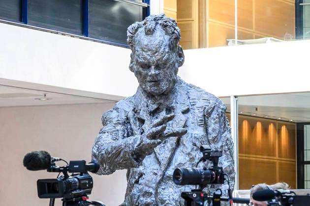 im Bild v.l.: Willy-Brandt Figur im Atrium, GER, Berlin, SPD Pressekonferenz nach den Wahlen in Berlin und Mecklenburg Vorpommern - MV, im Atrium, Willy-Brandt-Haus, Wilhelmstraße 141, 10963 Berlin, 21.09.2026, Copyright: HMBxMedia UwexKoch