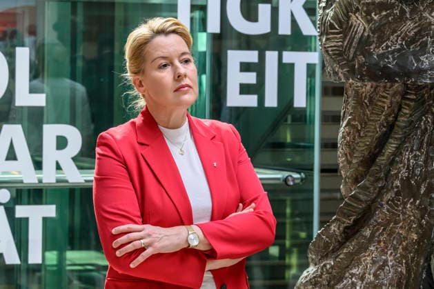 im Bild v.l.: Franziska Giffey - Berliner SPD , schaut zu, GER, Berlin, SPD Pressekonferenz nach den Wahlen in Berlin und Mecklenburg Vorpommern - MV, im Atrium, Willy-Brandt-Haus, Wilhelmstraße 141, 10963 Berlin, 21.09.2026, Copyright: HMBxMedia UwexKoch
