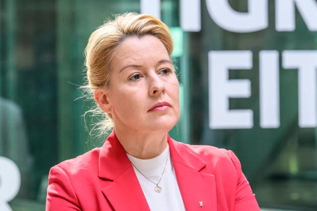 im Bild v.l.: Franziska Giffey - Berliner SPD , schaut zu, GER, Berlin, SPD Pressekonferenz nach den Wahlen in Berlin und Mecklenburg Vorpommern - MV, im Atrium, Willy-Brandt-Haus, Wilhelmstraße 141, 10963 Berlin, 21.09.2026, Copyright: HMBxMedia UwexKoch