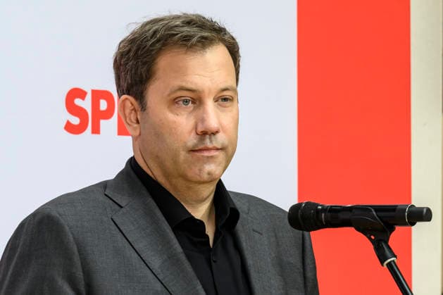 im Bild v.l.: Lars Klingbeil, GER, Berlin, SPD Pressekonferenz nach den Wahlen in Berlin und Mecklenburg Vorpommern - MV, im Atrium, Willy-Brandt-Haus, Wilhelmstraße 141, 10963 Berlin, 21.09.2026, Copyright: HMBxMedia UwexKoch