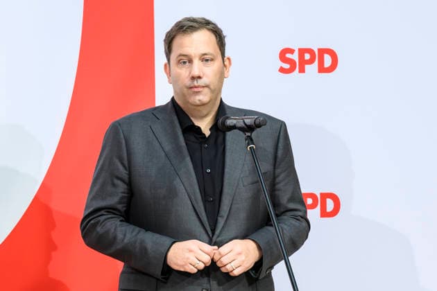 im Bild v.l.: Lars Klingbeil, GER, Berlin, SPD Pressekonferenz nach den Wahlen in Berlin und Mecklenburg Vorpommern - MV, im Atrium, Willy-Brandt-Haus, Wilhelmstraße 141, 10963 Berlin, 21.09.2026, Copyright: HMBxMedia UwexKoch