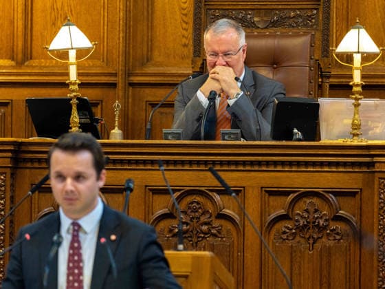 2026-09-21-Wiener Gemeinderat-061 Abgeordneter zum Wiener Landtag und Gemeinderat Klubvorsitzender Zierfuß Harald (ÖVP) und Abgeordneter zum Wiener Landtag und Gemeinderat Reindl Thomas (SPÖ) am 21. September 2026 beim Wiener Gemeinderat der 17ten Sitzung auf Verlangen FPÖ im Rathaus in Wien, Wien, Österreich.