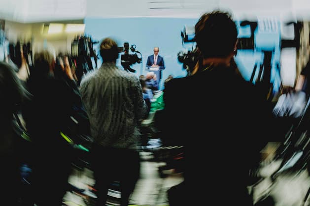 Friedrich Merz (CDU), Bundeskanzler, aufgenommen im Rahmen einer Pressekonferenz als Reaktion auf die Landtagswahl in Mecklenburg-Vorpommern sowie die Berliner Abgeordnetenhauswahl in Berlin, 21.09.2026. Waehrend Die Linke die Wahl in Berlin mit 25,7% vor der CDU gewonnen hat, siegte in Mecklenburg-Vorpommern die AfD mit 38,2% vor der SPD. Erstmals nicht ueber die 5%-Huerde geschafft hat es die CDU in Mecklenburg-Vorpommern. (Aufnahme mit langer Belichtungszeit) Berlin Deutschland Copyright: xFlorianxGaertnerx