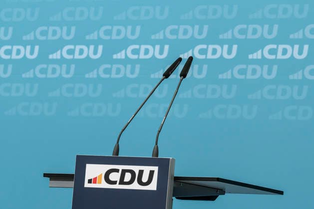 im Bild v.l.: Mikrophon vor der Pressewand, Rednerpult,, GER, Berlin, Pressekonferenz mit dem Parteivorsitzenden der CDU Deutschlands und Bundeskanzler Friedrich Merz MdB, Pressekonferenz nach den Wahlen in Berlin und Mecklenburg Vorpommern - MV, 21.09.2026, Copyright: HMBxMedia UwexKoch