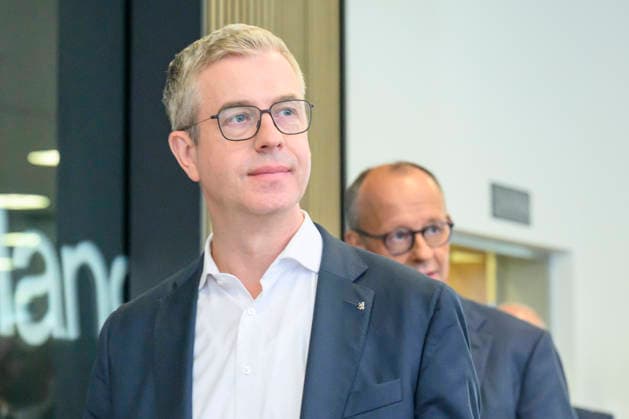 im Bild v.l.: CDU-Spitzenkandidaten für Berlin, Stefan Evers, GER, Berlin, Pressekonferenz mit dem Parteivorsitzenden der CDU Deutschlands und Bundeskanzler Friedrich Merz MdB, Pressekonferenz nach den Wahlen in Berlin und Mecklenburg Vorpommern - MV, 21.09.2026, Copyright: HMBxMedia UwexKoch
