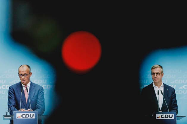 (L-R) Friedrich Merz (CDU), Bundeskanzler, und Stefan Evers, CDU-Spitzenkandidat fuer die Abgeordnetenhaus-Wahl in Berlin, aufgenommen im Rahmen einer Pressekonferenz als Reaktion auf die Landtagswahl in Mecklenburg-Vorpommern sowie die Berliner Abgeordnetenhauswahl in Berlin, 21.09.2026. Waehrend Die Linke die Wahl in Berlin mit 25,7% vor der CDU gewonnen hat, siegte in Mecklenburg-Vorpommern die AfD mit 38,2% vor der SPD. Erstmals nicht ueber die 5%-Huerde geschafft hat es die CDU in Mecklenburg-Vorpommern. Berlin Deutschland Copyright: xFlorianxGaertnerx