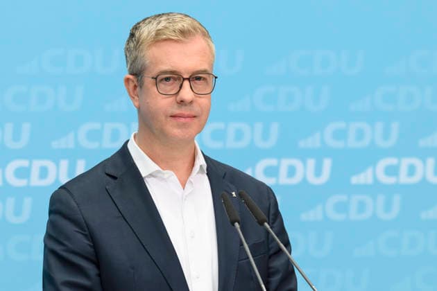 im Bild v.l.: CDU-Spitzenkandidaten für Berlin, Stefan Evers, GER, Berlin, Pressekonferenz mit dem Parteivorsitzenden der CDU Deutschlands und Bundeskanzler Friedrich Merz MdB, Pressekonferenz nach den Wahlen in Berlin und Mecklenburg Vorpommern - MV, 21.09.2026, Copyright: HMBxMedia UwexKoch