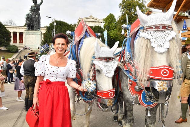 Margit Toennies bei der Ankunft zu den Damenwiesn am 21.09.2026 beim Oktoberfest in Muenchen Margit Toennies arrives at the Damenwiesn event on September 21, 2026 at the Oktoberfest in Munich, Germany Damenwiesn beim Oktoberfest 2026 in Muenchen