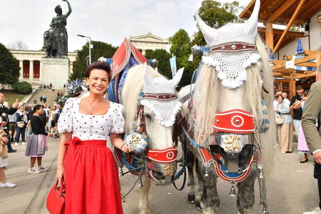 Margit Toennies bei der Ankunft zu den Damenwiesn am 21.09.2026 beim Oktoberfest in Muenchen Margit Toennies arrives at the Damenwiesn event on September 21, 2026 at the Oktoberfest in Munich, Germany Damenwiesn beim Oktoberfest 2026 in Muenchen