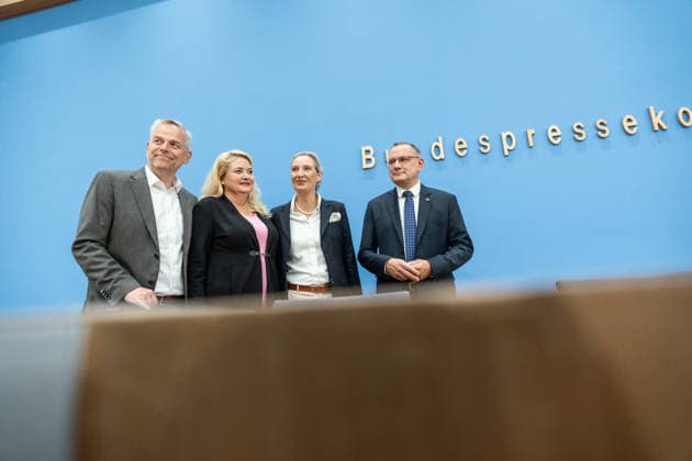 Alice Weidel, Bundesvorsitzende AfD, Tino Chrupalla, Bundesvorsitzender AfD, Leif-Eric Holm, Ministerpräsidentenkandidat Landtagswahl Mecklenburg-Vorpommern und Kristin Brinker, Spitzenkandidatin Berlin Abgeordnetenhaus-Wahl zu Beginn der Bundespressekonferenz;Bundespressekonferenz in Berlin - Wahlnachlese nach den Landtagswahlen in Mecklenburg-Vorpommern und Berlin, Berlin Berlin Deutschland Haus der Bundespressekonferenz