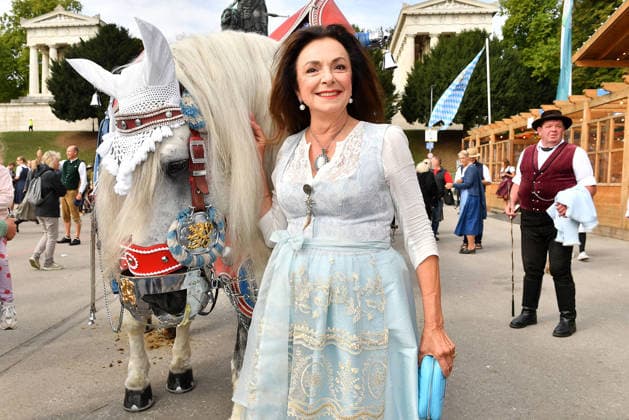 Uschi Daemmrich von Luttitz bei der Ankunft zu den Damenwiesn am 21.09.2026 beim Oktoberfest in Muenchen Uschi Daemmrich von Luttitz arrives at the Damenwiesn event on September 21, 2026 at the Oktoberfest in Munich, Germany Damenwiesn beim Oktoberfest 2026 in Muenchen