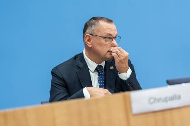 Tino Chrupalla, Bundesvorsitzender AfD, während der Bundespressekonferenz;Bundespressekonferenz in Berlin - Wahlnachlese nach den Landtagswahlen in Mecklenburg-Vorpommern und Berlin, Berlin Berlin Deutschland Haus der Bundespressekonferenz