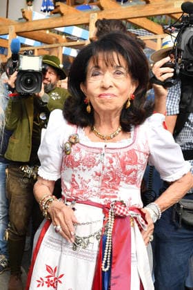 Regine Sixt bei der Ankunft zu den Damenwiesn am 21.09.2026 beim Oktoberfest in Muenchen Regine Sixt arrives at the Damenwiesn event on September 21, 2026 at the Oktoberfest in Munich, Germany Damenwiesn beim Oktoberfest 2026 in Muenchen