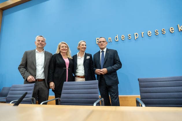 Alice Weidel, Bundesvorsitzende AfD, Tino Chrupalla, Bundesvorsitzender AfD, Leif-Eric Holm, Ministerpräsidentenkandidat Landtagswahl Mecklenburg-Vorpommern und Kristin Brinker, Spitzenkandidatin Berlin Abgeordnetenhaus-Wahl zu Beginn der Bundespressekonferenz;Bundespressekonferenz in Berlin - Wahlnachlese nach den Landtagswahlen in Mecklenburg-Vorpommern und Berlin, Berlin Berlin Deutschland Haus der Bundespressekonferenz
