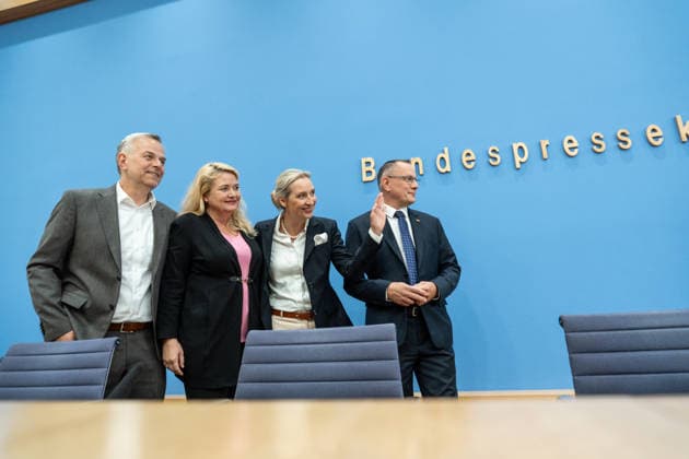 Alice Weidel, Bundesvorsitzende AfD, Tino Chrupalla, Bundesvorsitzender AfD, Leif-Eric Holm, Ministerpräsidentenkandidat Landtagswahl Mecklenburg-Vorpommern und Kristin Brinker, Spitzenkandidatin Berlin Abgeordnetenhaus-Wahl zu Beginn der Bundespressekonferenz;Bundespressekonferenz in Berlin - Wahlnachlese nach den Landtagswahlen in Mecklenburg-Vorpommern und Berlin, Berlin Berlin Deutschland Haus der Bundespressekonferenz